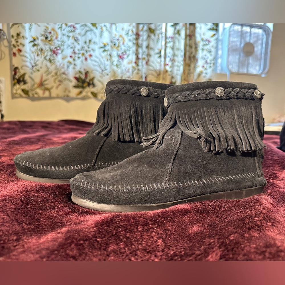Black Minnetonka High Top Back Zip Boot women’s size 9